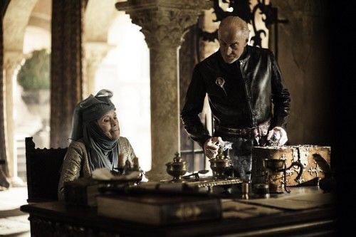 i-wish-tywin-and-olenna-had-gotten-married-v0-rgjo9h9wzan91.jpg