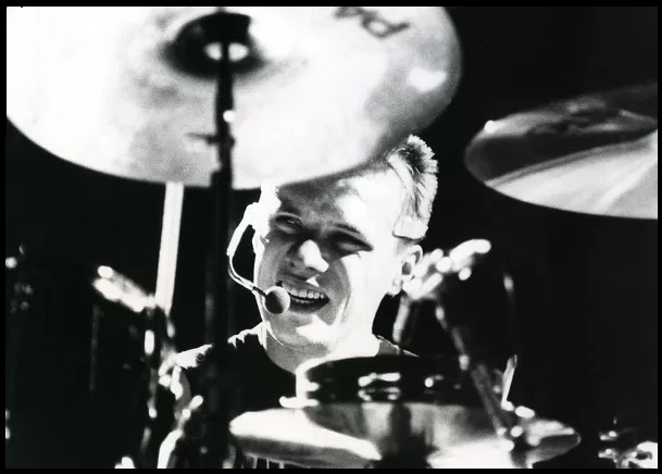 larry-mullen-jnr-playing-drums-u2-n-21376963.jpg