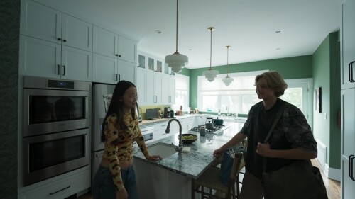 Presence.2024.bluray.sdr.1080p.av1.5.1.eac3.subs-Dust.mkv_snapshot_00.26.37.721.jpg