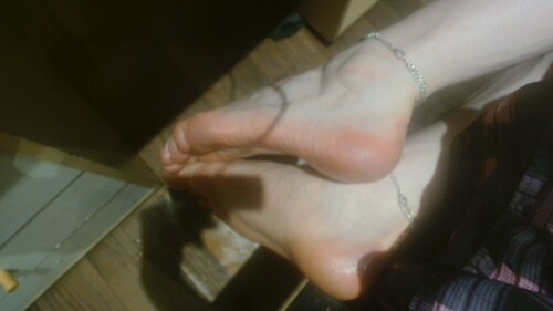 Pointing-and-curling-my-delicate-feet887d0ae8dae87e75.jpg