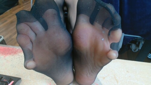 Widely-spreading-my-toes-in-nylons21e0d3614b77250b.jpg