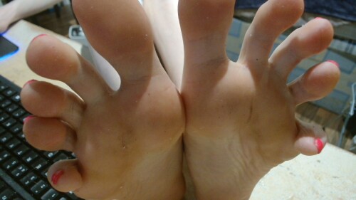 Widely-spreading-my-toes.jpg
