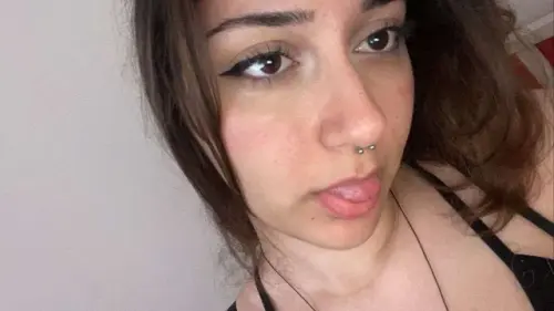 نودز بنوتة عشرينية قمر اوي تصور احلى نودز لبزازها وكسها الي بتتيك في 24 640x360