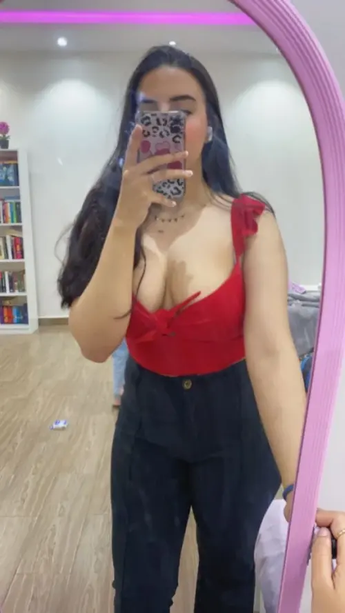 مصريه كيوت زى القمر من البنات الهاي كلاس بتعرض لصاحبها بزازها و كسها الصغير اخر هيجان 12 576x1024