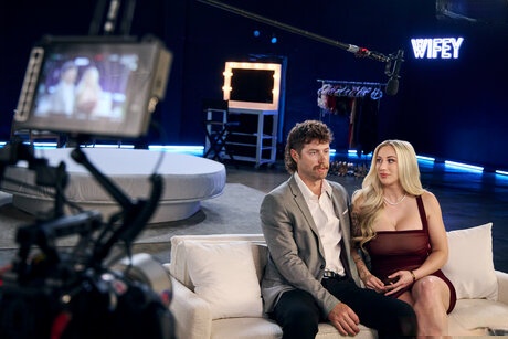 برنامج وايفي الحلقة الرابعة زوجين حقيقيين عرص وشرموطة يجربو يكونو بورن ستار مع فحل زنجي مجرم مفتول العضلات وشكله غبي