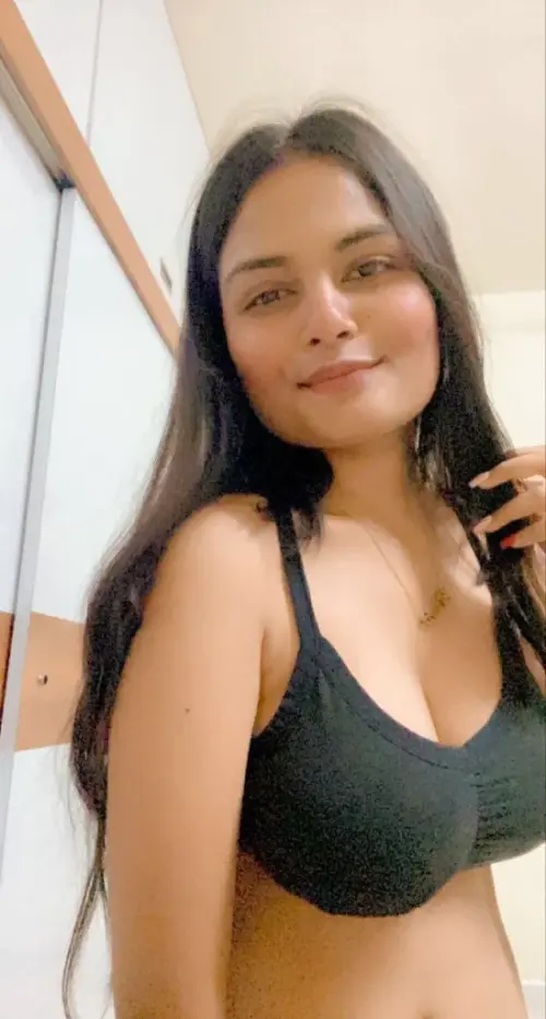 دلوعة كيرفى تلعب فى كسها وبزازها عشان تطفى نارها و تعبيرات وشها كلها هيجان و لبونة 12 549x1024