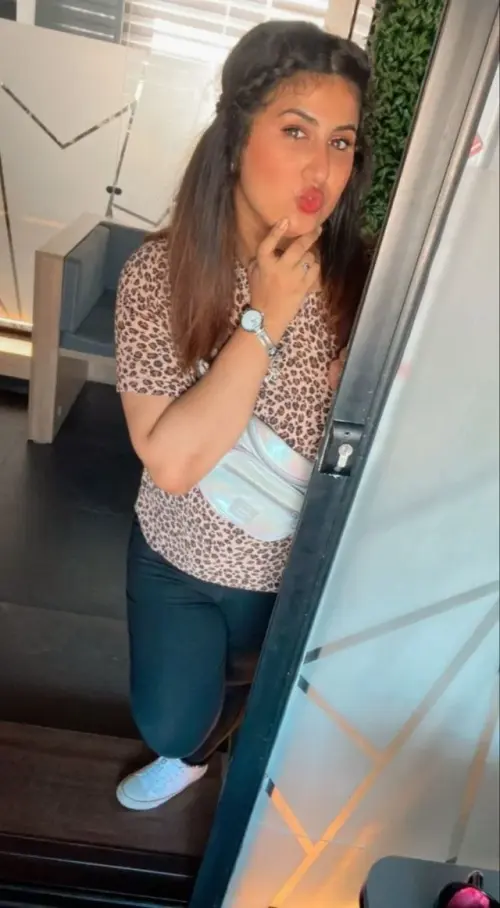 نودز بنت جسمها ملبن قشطه جميله بتقلع عريانة ملط عايزه زب يمتعها 7