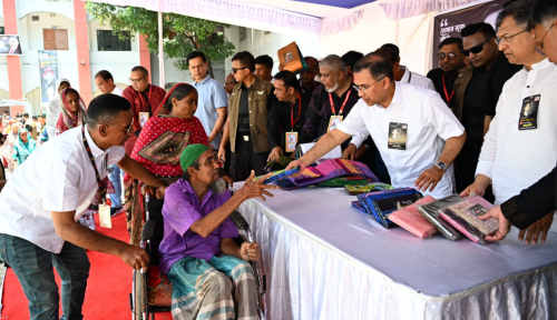 জিয়াউর রহমানের শাহাদাতবার্ষিকীতে দুঃস্থ ও অসহায় মানুষের মাঝে বস্ত্র ও খাবার বিতরণ করেন প্রধানমন্ত্রী