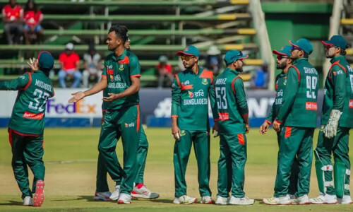 বাংলাদেশকে ২০০ রানের লক্ষ্য দিল জিম্বাবুয়ে