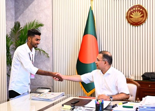 রক্তমাখা পতাকা হাতে নিয়ে প্রধানমন্ত্রীর সঙ্গে সাক্ষাৎ করলেন শেখ আজিজুর