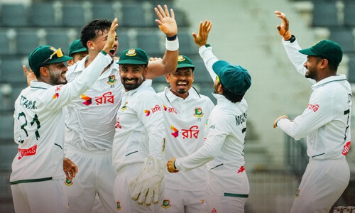 দ্বিতীয় সেশনেও বাংলাদেশ বোলারদের দাপট