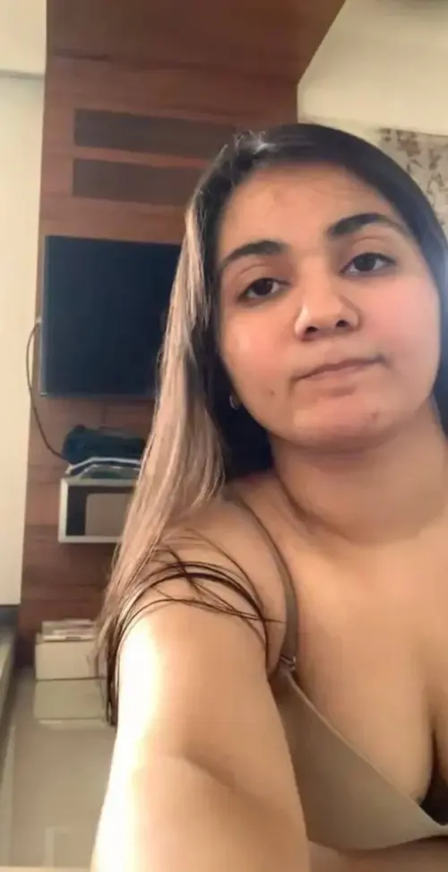نودز ملكة جمال جامعية دخلت الحمام وعملت عرض لكسها اللي يهيج 2 526x1024